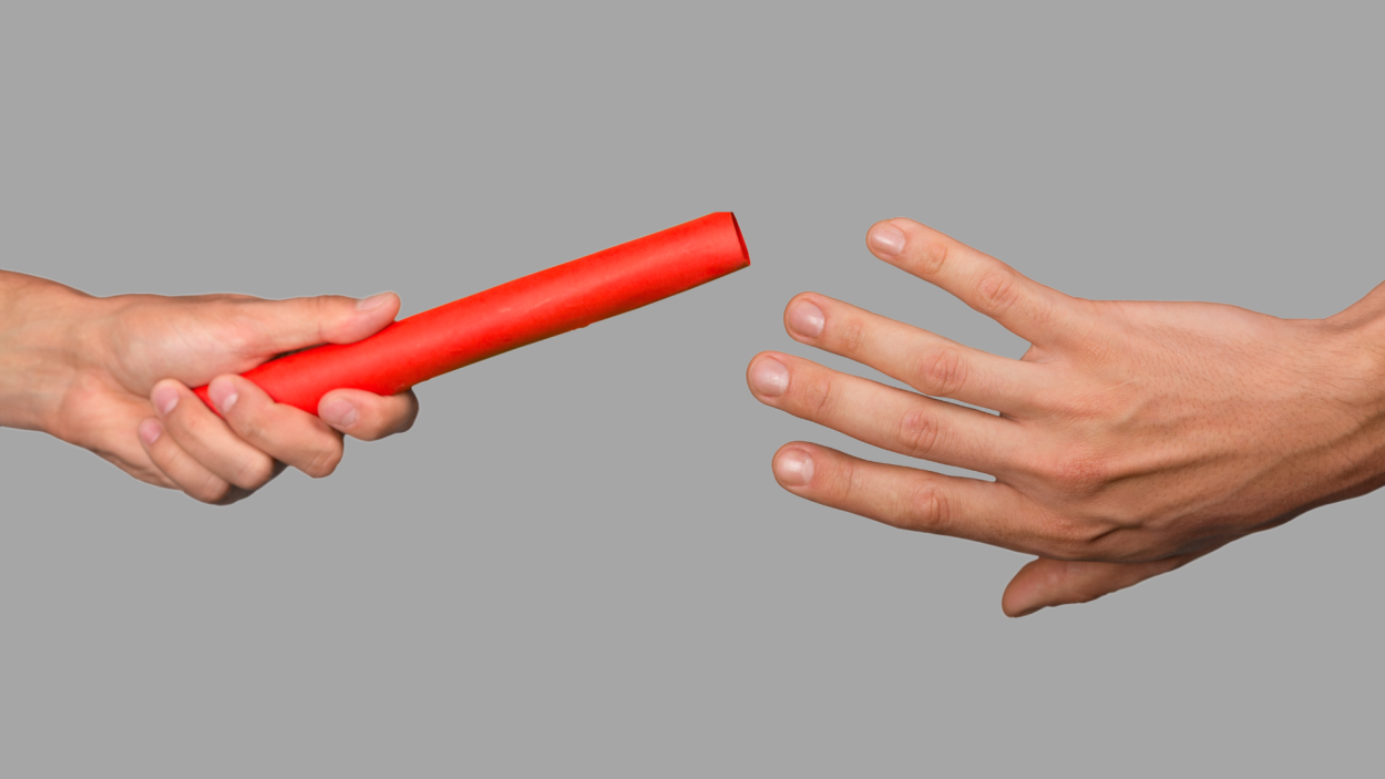 una gran tiza roja entregada a alguien