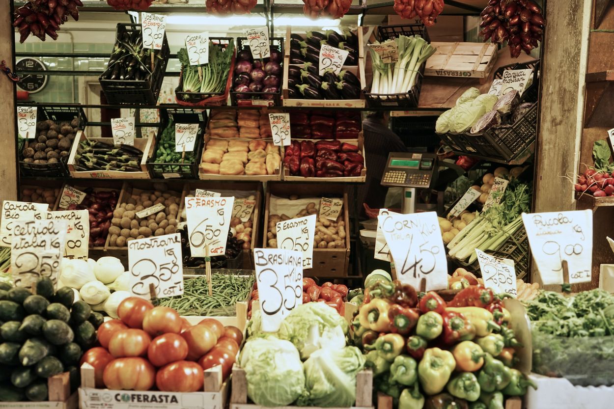 En el Mercado VS En el Mercado (Diferencias) – Todas las Diferencias Un mercado lleno de verduras.
