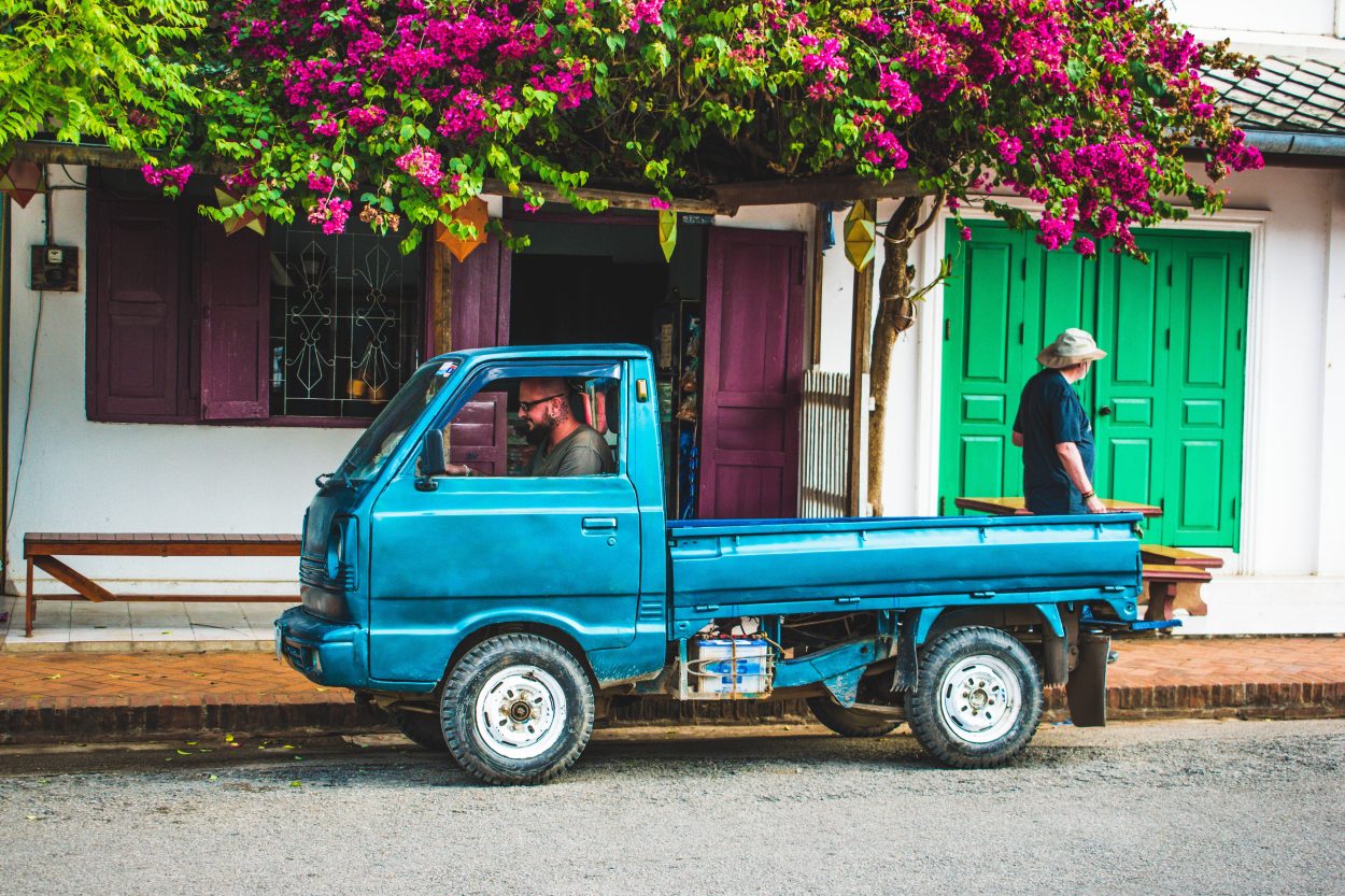 Una persona en un camión azul.