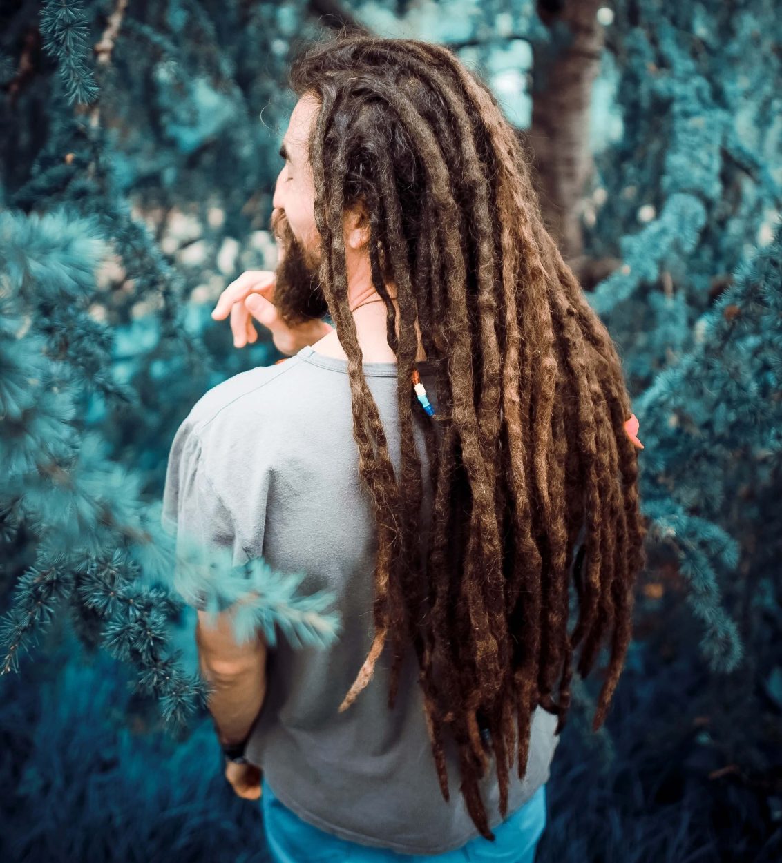 Imagen de un chico con rastas