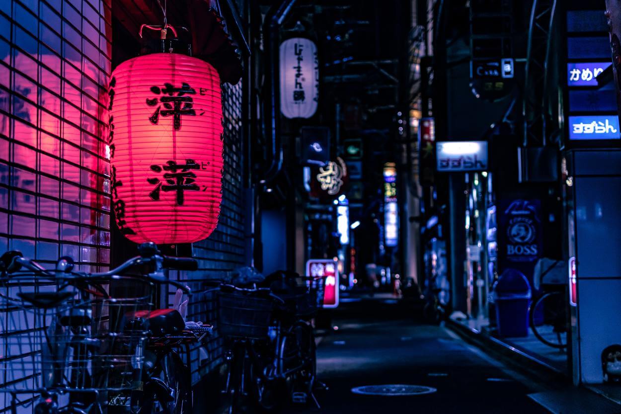 Una calle en Japón por la noche. 