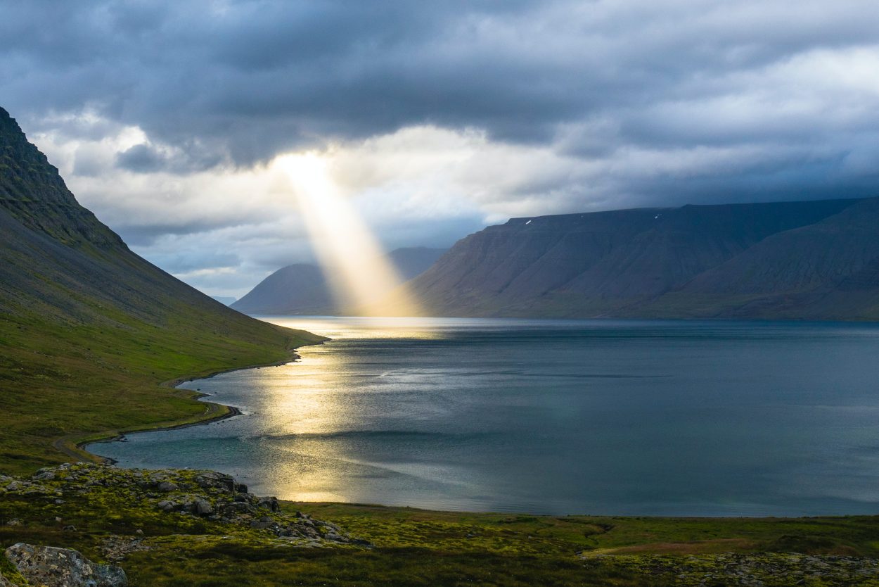 Un cielo, la luz del sol y un lago.