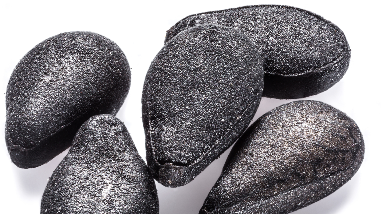 Un primer plano de las semillas de sésamo negro