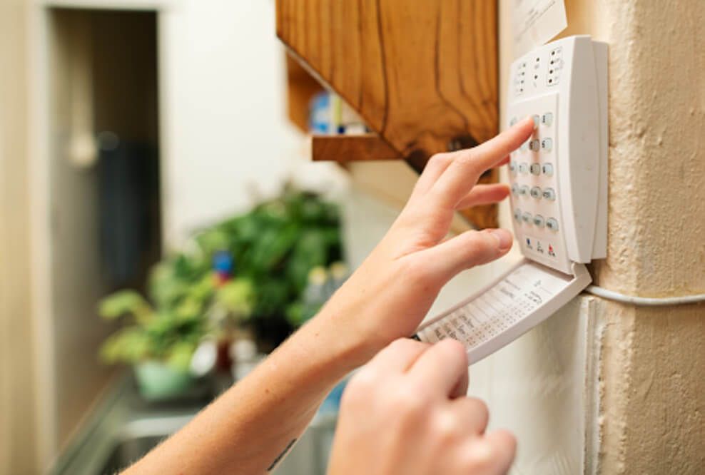 Una persona desactivando su intercomunicador