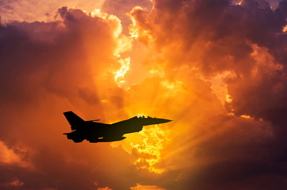 F-16 vs. F-15- (Fuerza aérea de EE. UU.) - Todas las diferencias El F-16 militar volando con la puesta de sol capturada de fondo