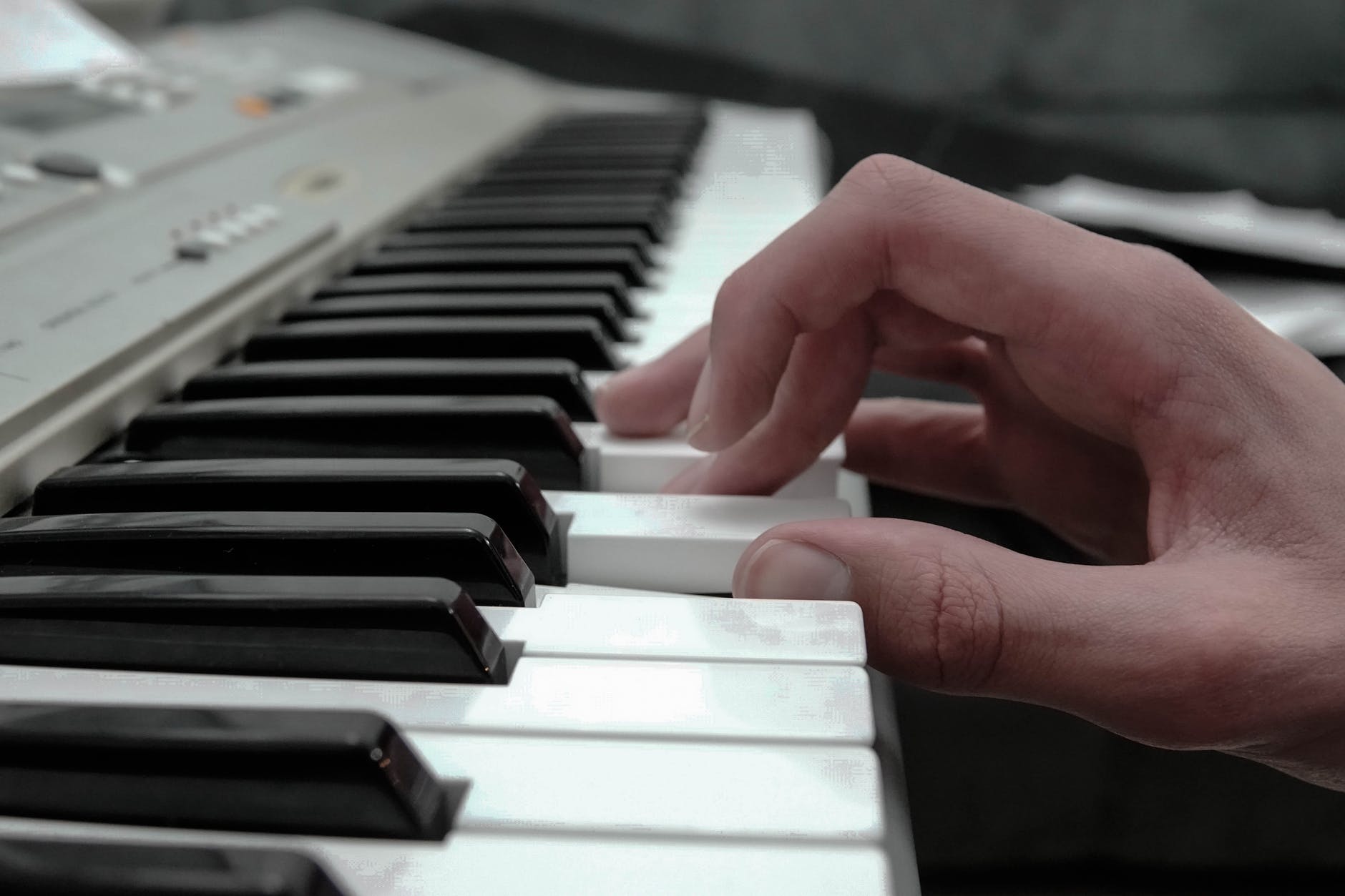 ¿Difieren? – Todas las diferencias Un primer plano de un piano digital