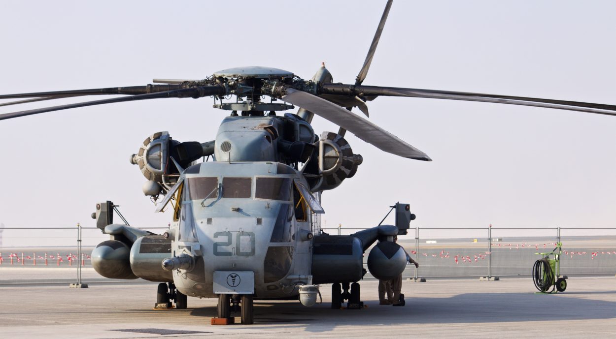 un helicóptero grande