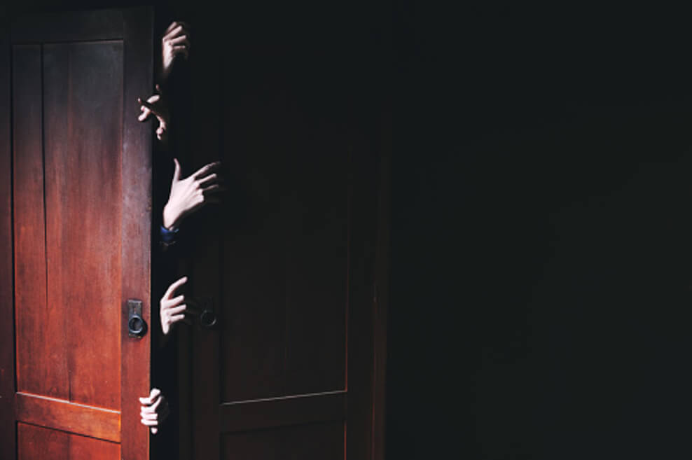 Una imagen que representa el concepto de salir del armario.