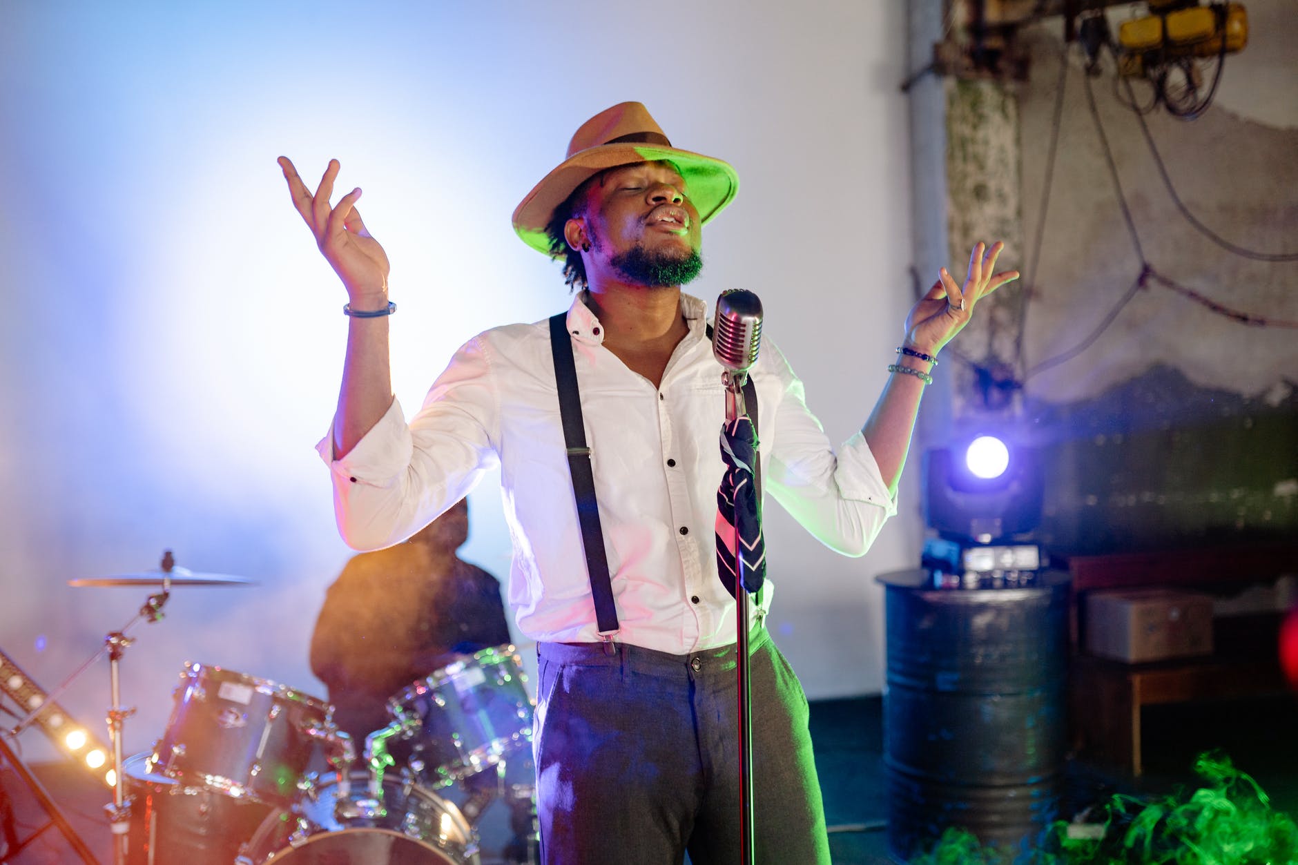 Mixtapes VS Albums (Comparar y contrastar) – Todas las diferencias una persona cantando