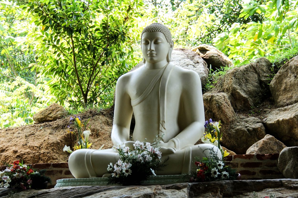 Una estatua de un Buda
