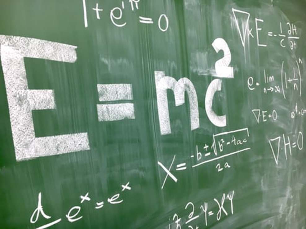 Una imagen que muestra E=mc^2 escrita en una pizarra