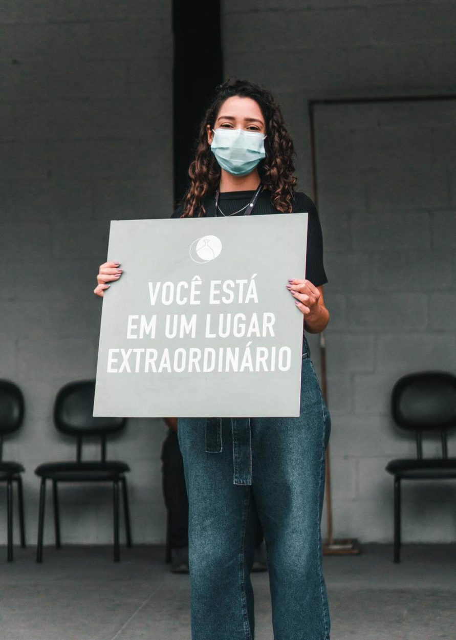 Una niña sosteniendo una pancarta en español escrito en ella