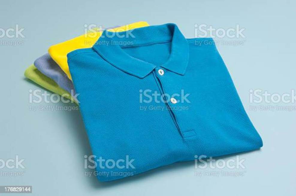 Camisetas polo dobladas y colocadas sobre un fondo blanco.