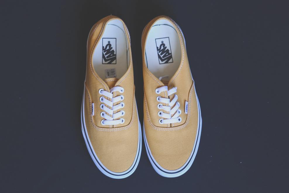 Una fotografía de Vans Authentic en color amarillo