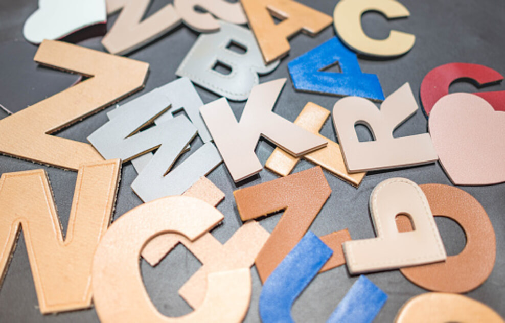 Una imagen que muestra varios alfabetos.