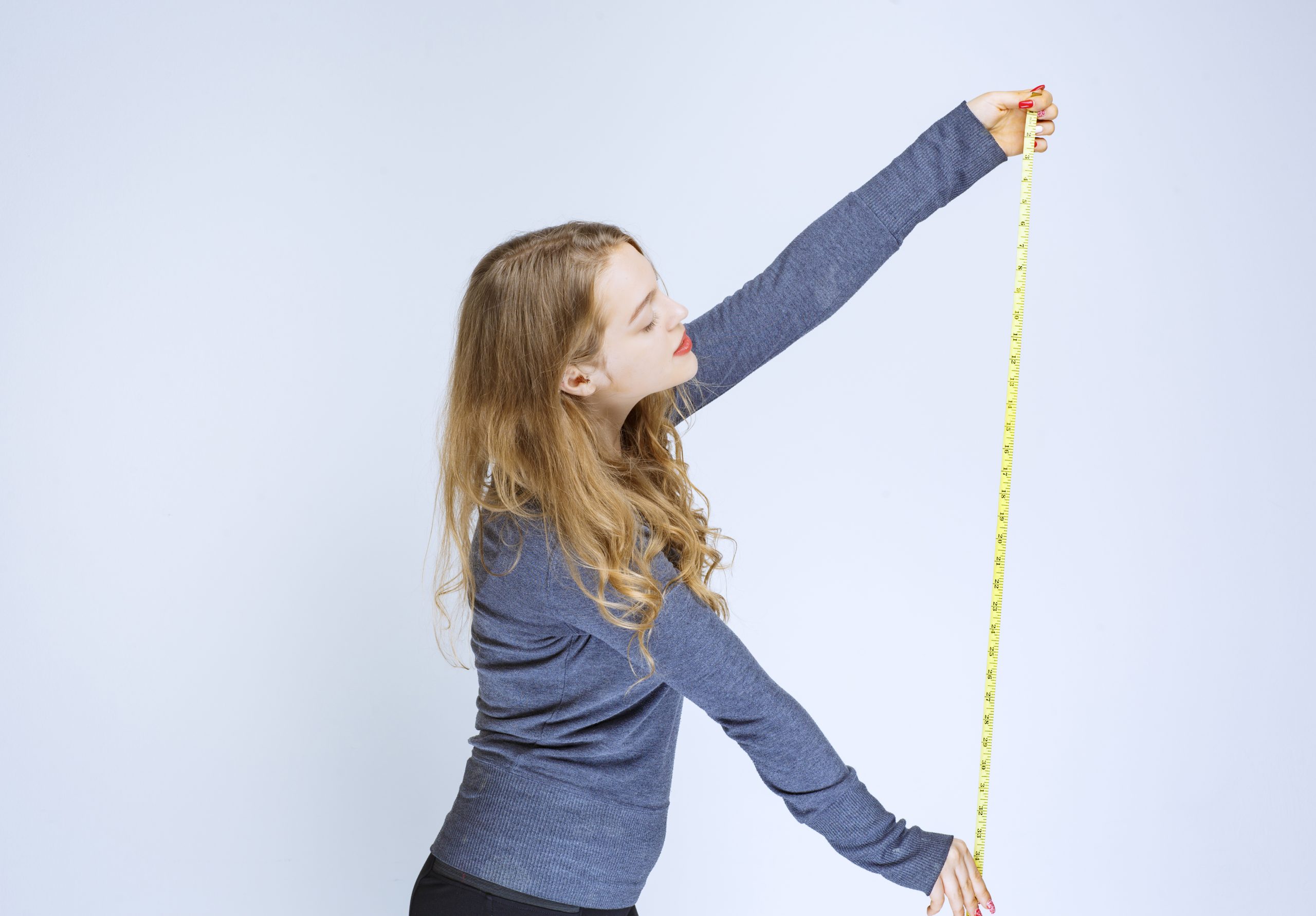 una persona sosteniendo una cinta métrica