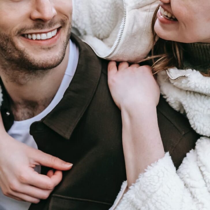 Caricias Amistosas VS Caricias Románticas (Significado) – Todas las Diferencias Caricias Amistosas VS Caricias Románticas (Significado) – Todas las Diferencias