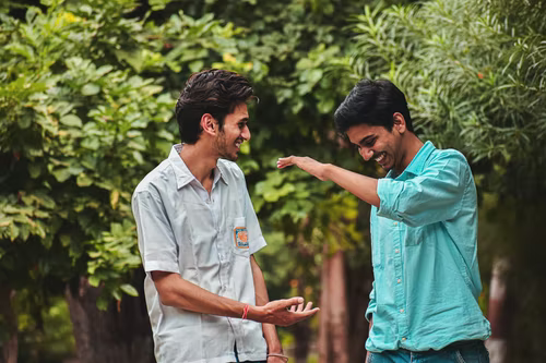 dos amigos tocándose