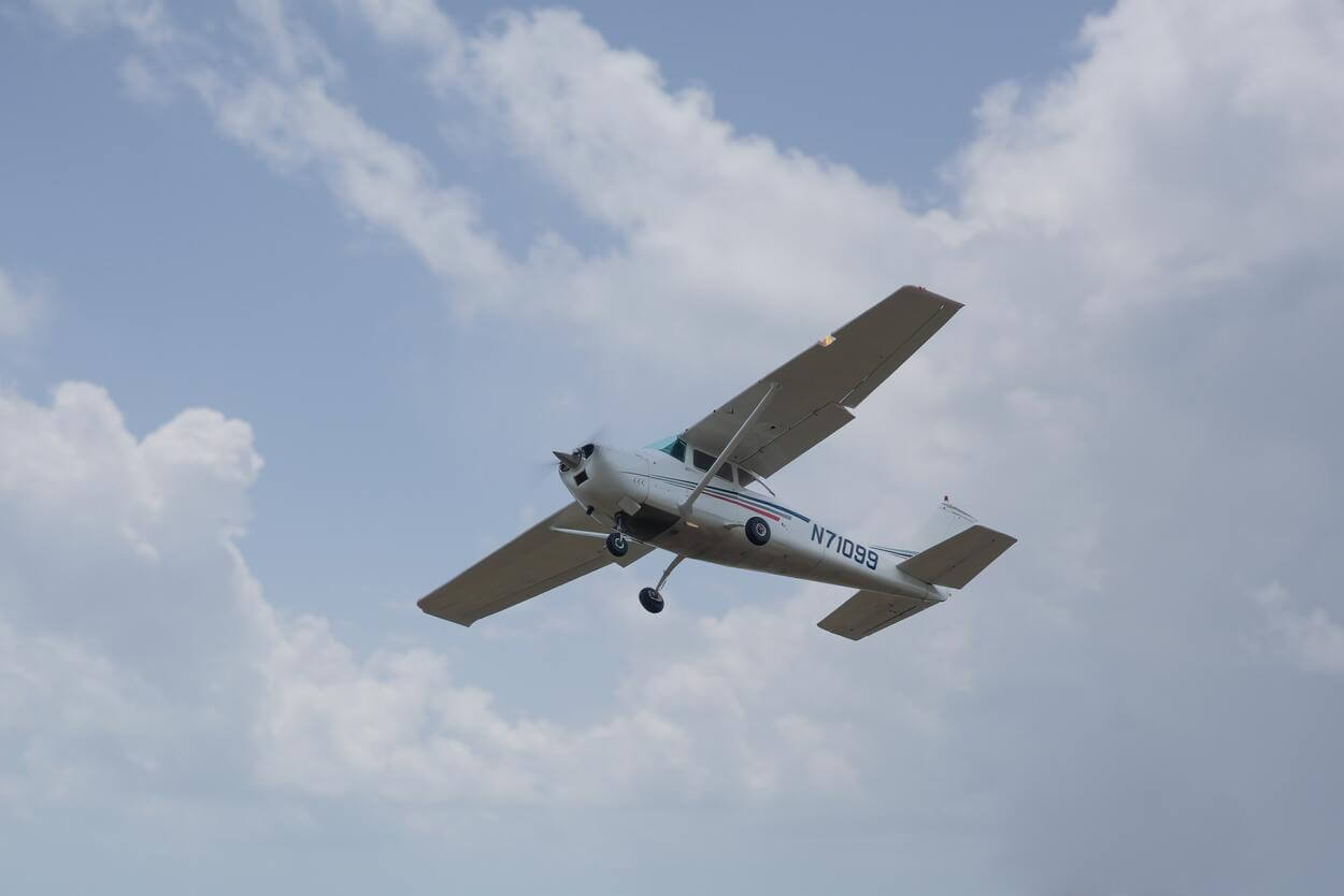 Cessna 150 volando alto en las nubes