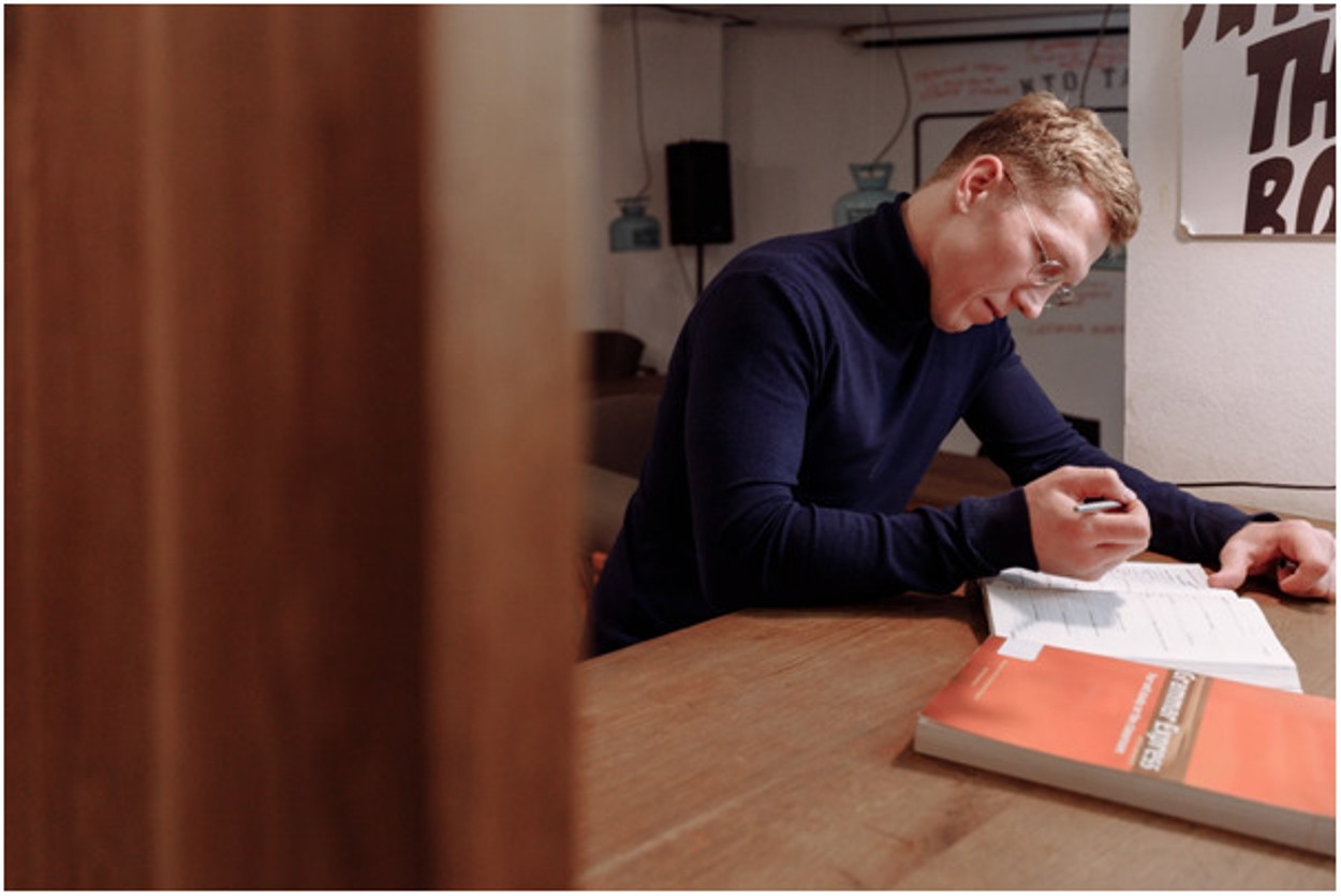 Una persona aprendiendo gramática.