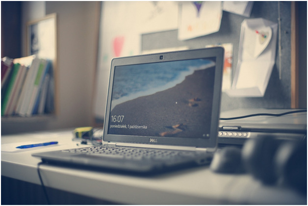 PC con Windows 10 enchufada cargando o descargando