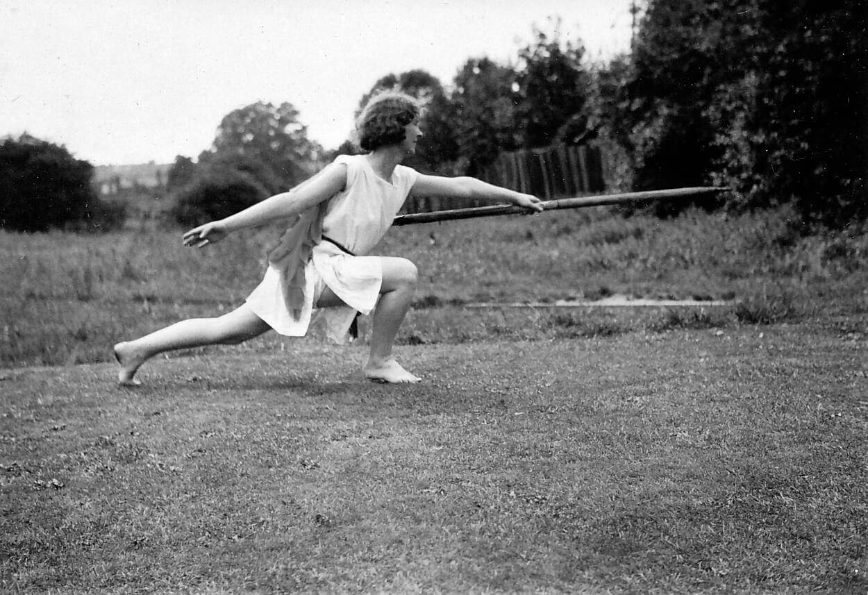 Una mujer con una lanza