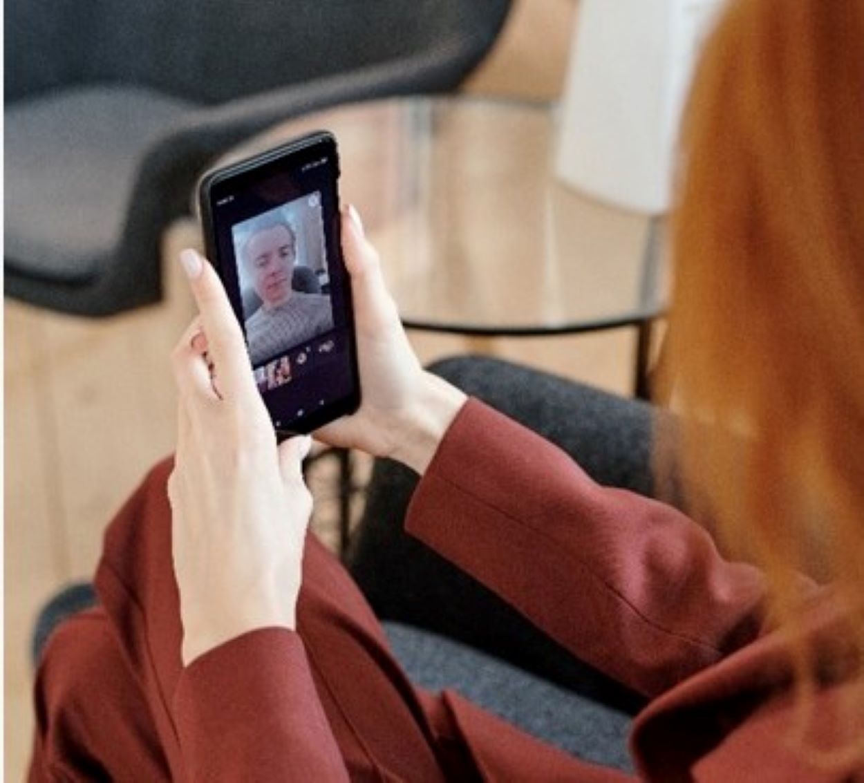 ¡Enviar mensajes de texto con alguien que amas se siente hermoso!