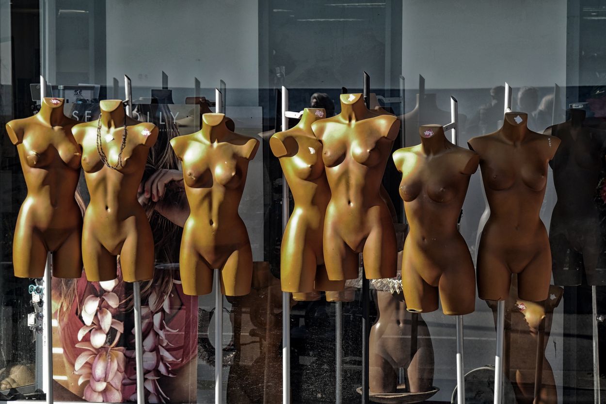Un montón de maniquíes desnudos