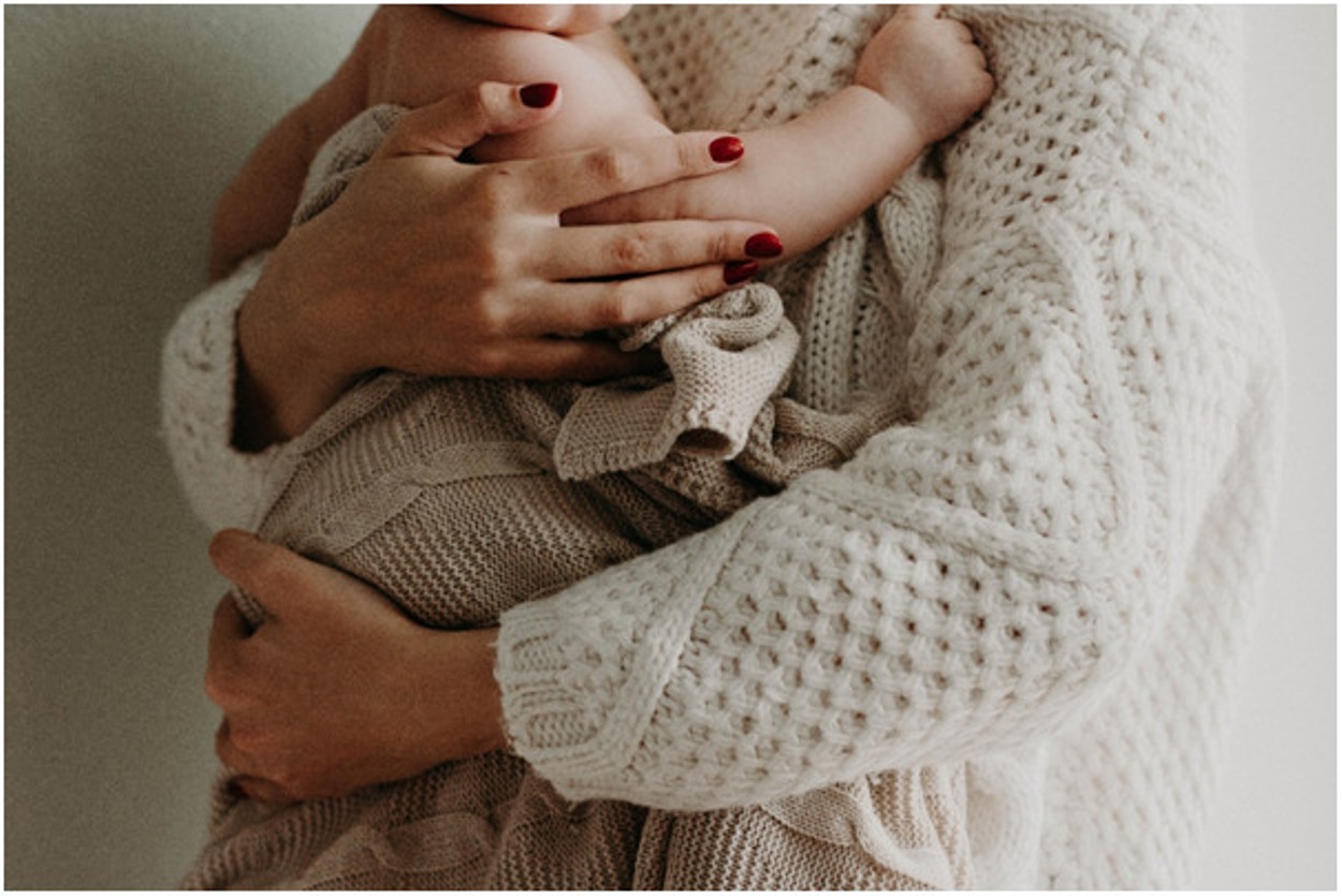 Una madre con su bebé en brazos