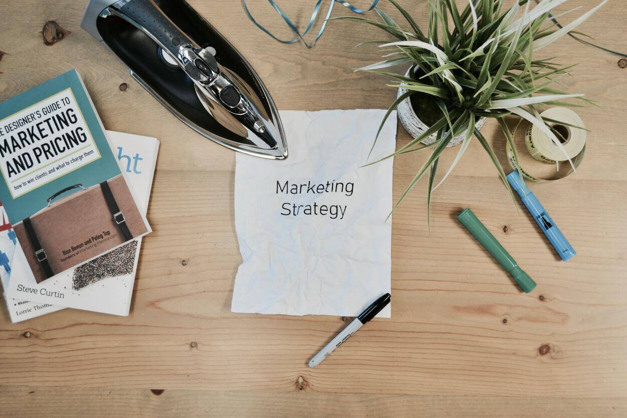 'estrategia de marketing' escrita en un papel arrugado