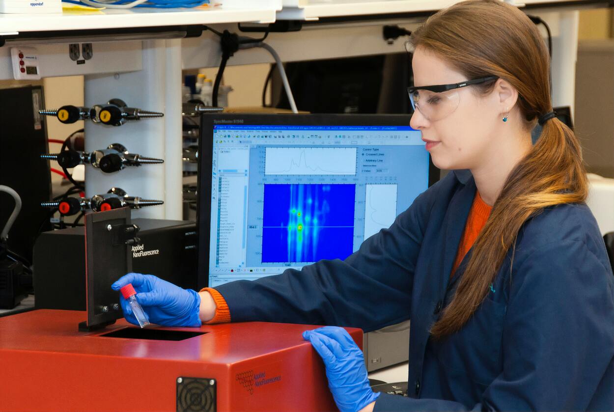 Imagen de un laboratorio que muestra un instrumento que prueba diferentes muestras.