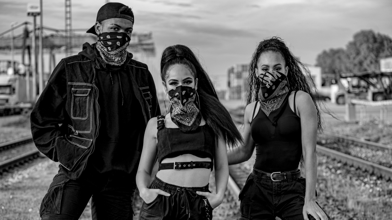 Personalidades y cultura: todas las diferencias Gente vistiendo ropa de calle