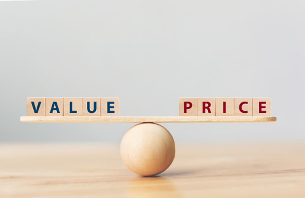 Peso vs. Pesar-(El uso correcto) – Todas las diferencias Una imagen que muestra el valor y el precio colocados en un balancín, equilibrando el balancín.