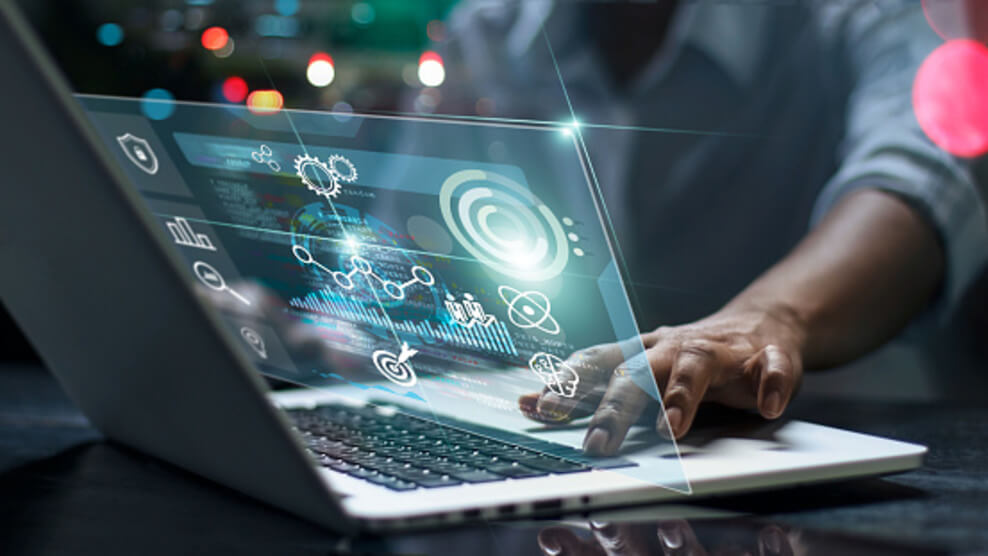 Una imagen que muestra a un científico de datos realizando la programación y analizándola en una computadora portátil