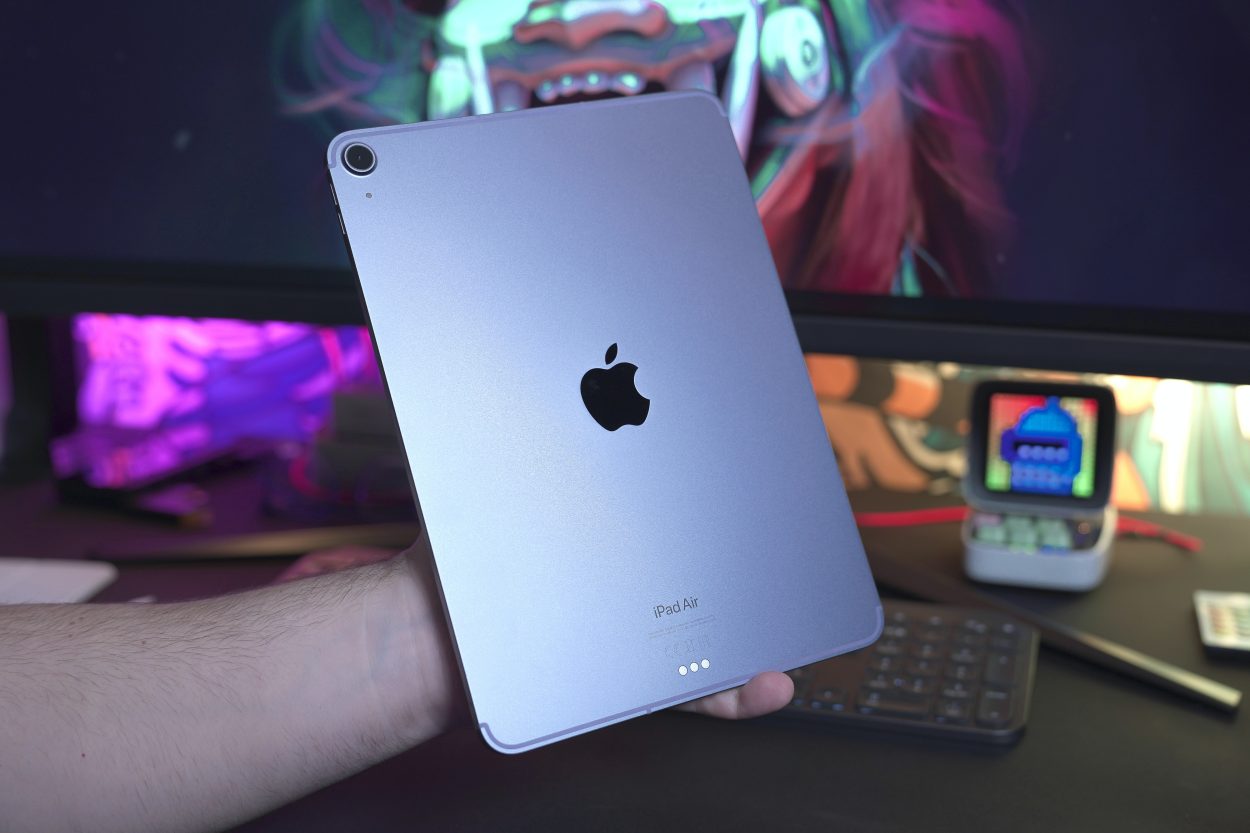 Una persona con un iPad Air