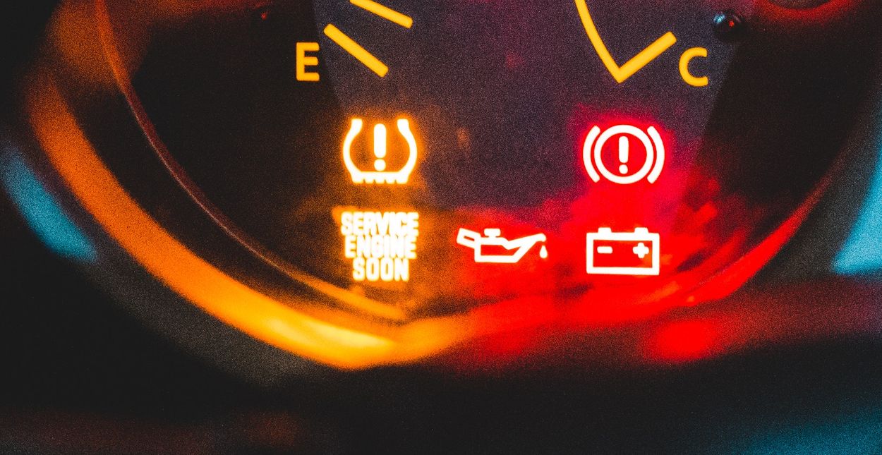 ¿Por qué parpadea la luz de baja presión de aceite?