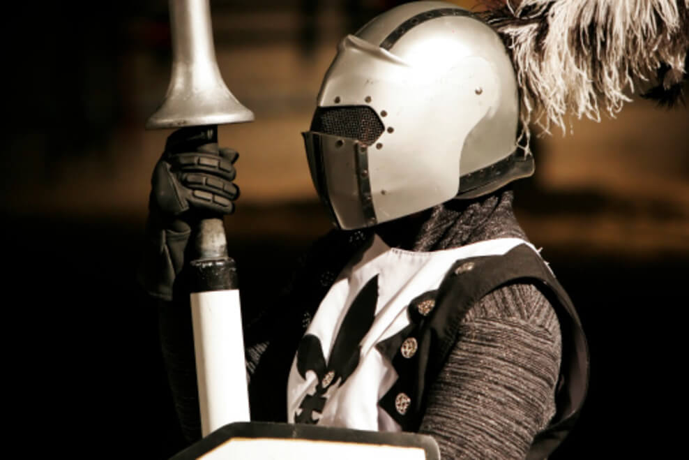 Una imagen de un caballero que sostiene una lanza para llegar a la justa.