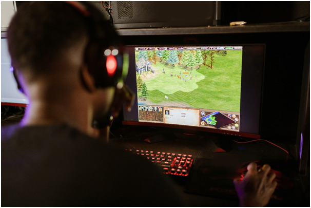 Sims Juego libre vs.  Sims móvil