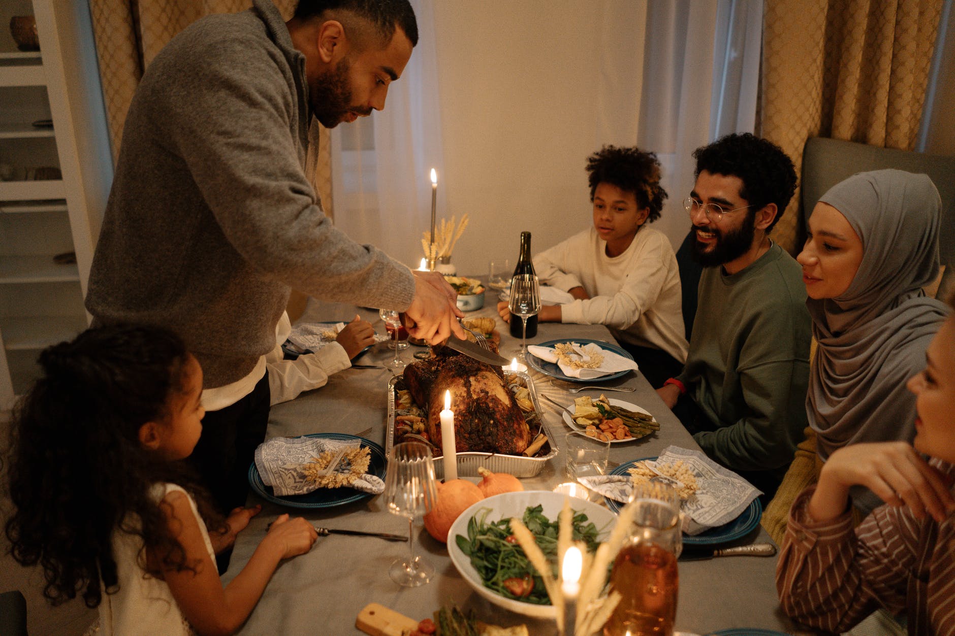 una familia cenando