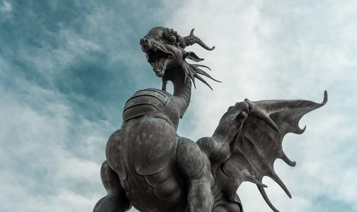 Una imagen de la estatua de un dragón.