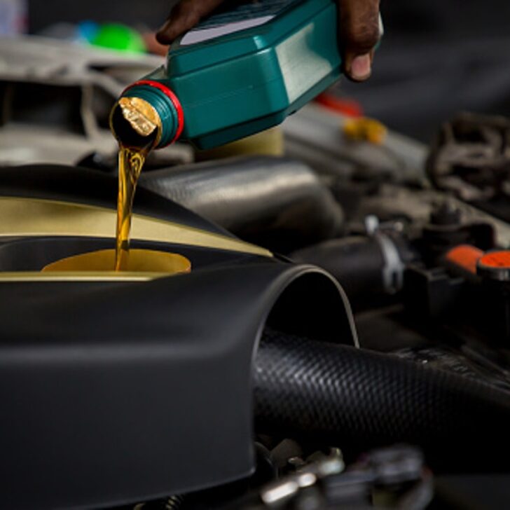 ¿Cuál es la diferencia entre cambiar el aceite de mi automóvil y simplemente agregar más aceite? (Explicado) – Todas las diferencias