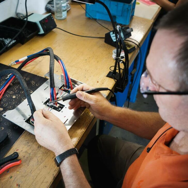 Cables de carga frente a cables de línea (comparación): todas las diferencias Cables de carga frente a cables de línea (comparación): todas las diferencias