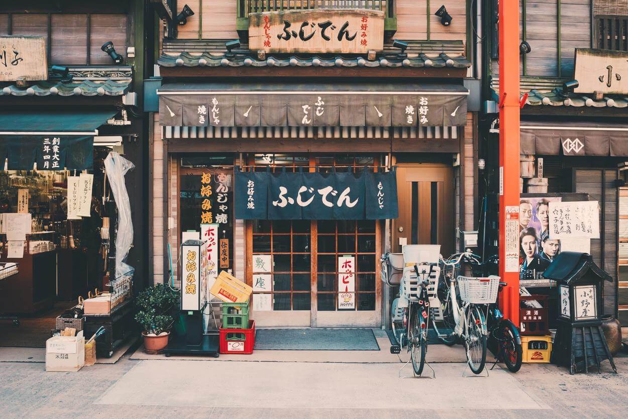 Una imagen de una tienda o tienda japonesa. 