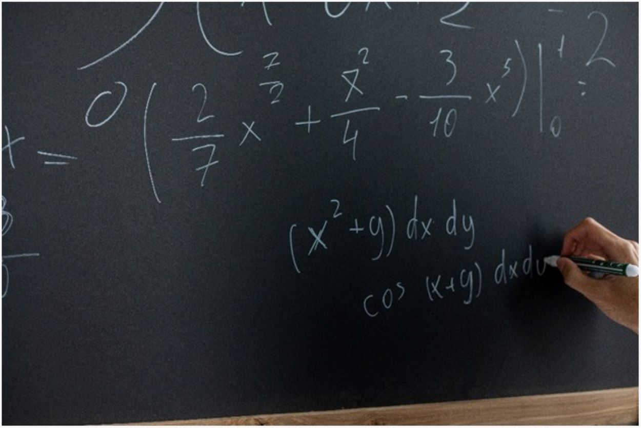 Álgebra intermedia es un requisito previo para Álgebra universitaria
