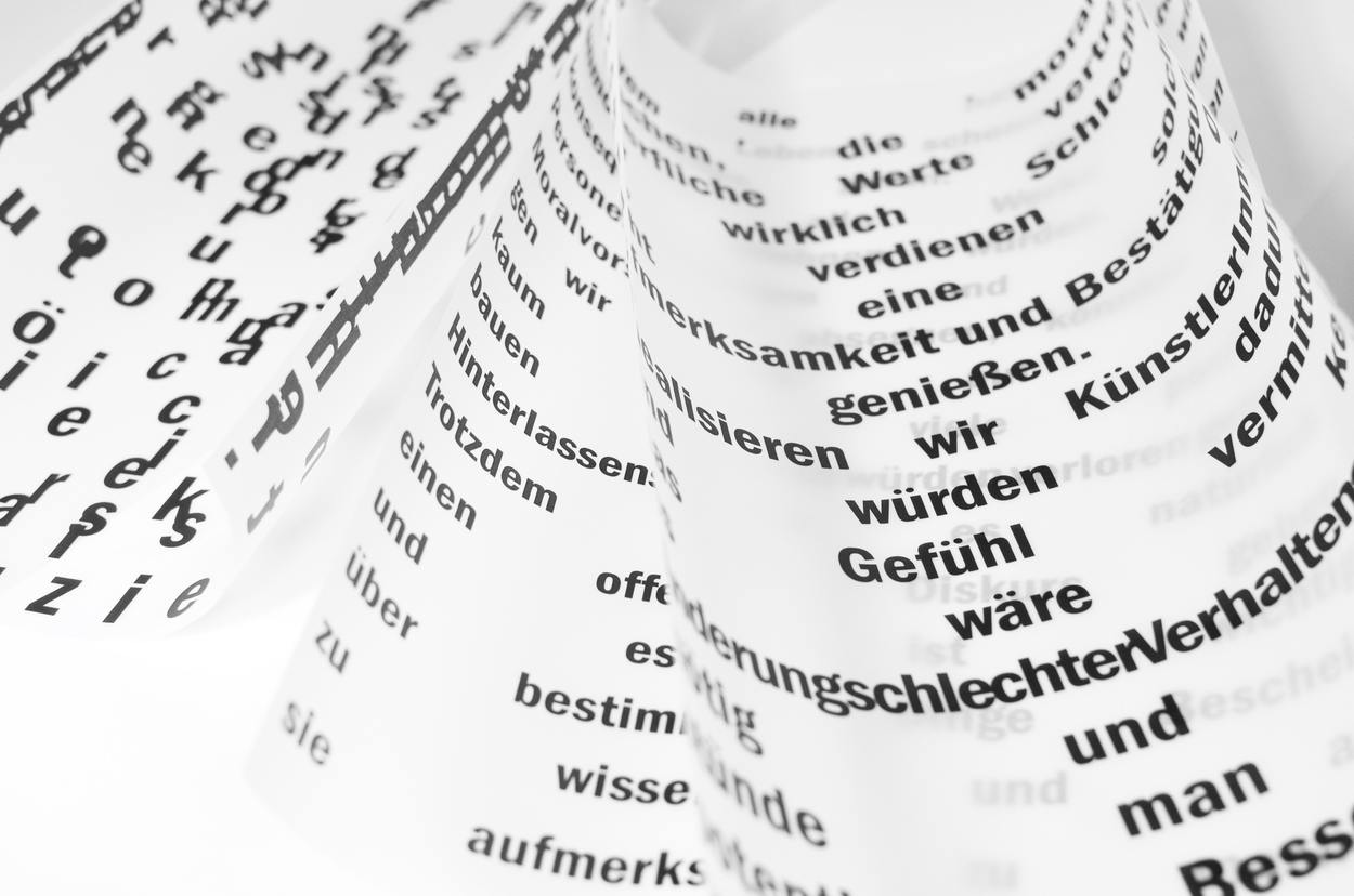 Una imagen de texto que muestra diferentes palabras en idioma alemán.