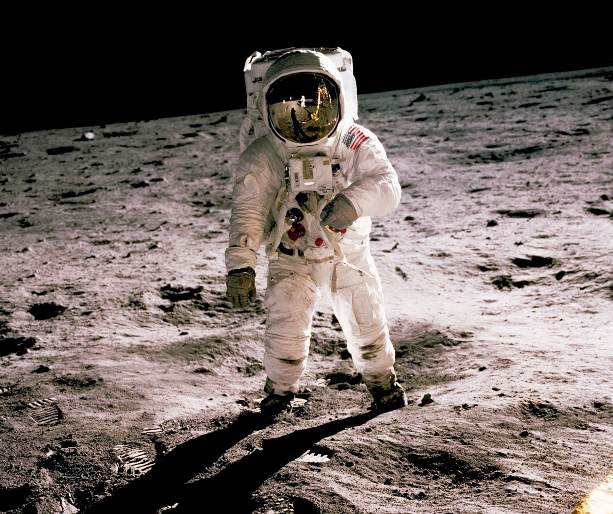 El primer ser humano que camina sobre la superficie de la luna