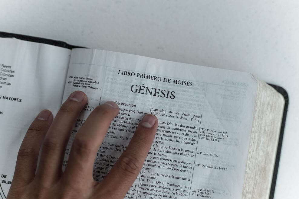Una fotografía captada por una persona con su mano colocada sobre una página de diccionario español
