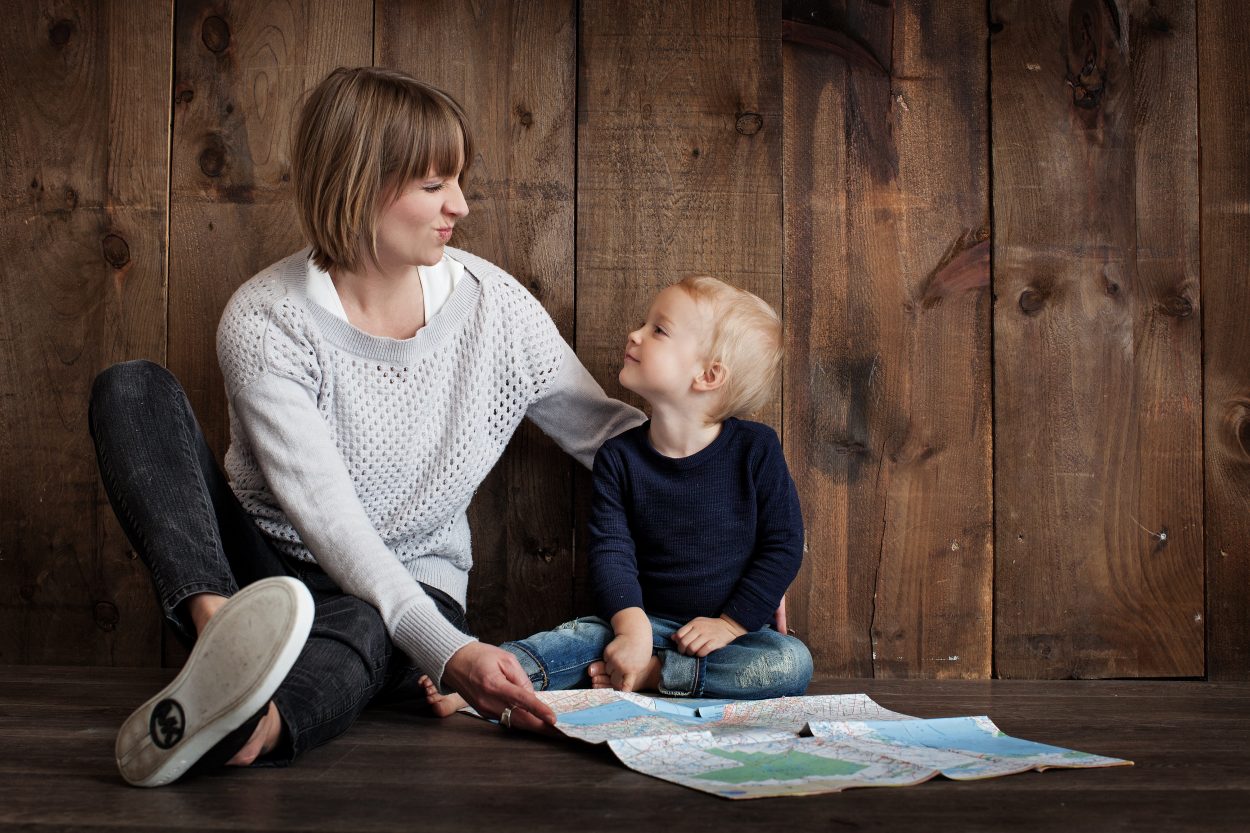 Una foto de una madre y su hijo.