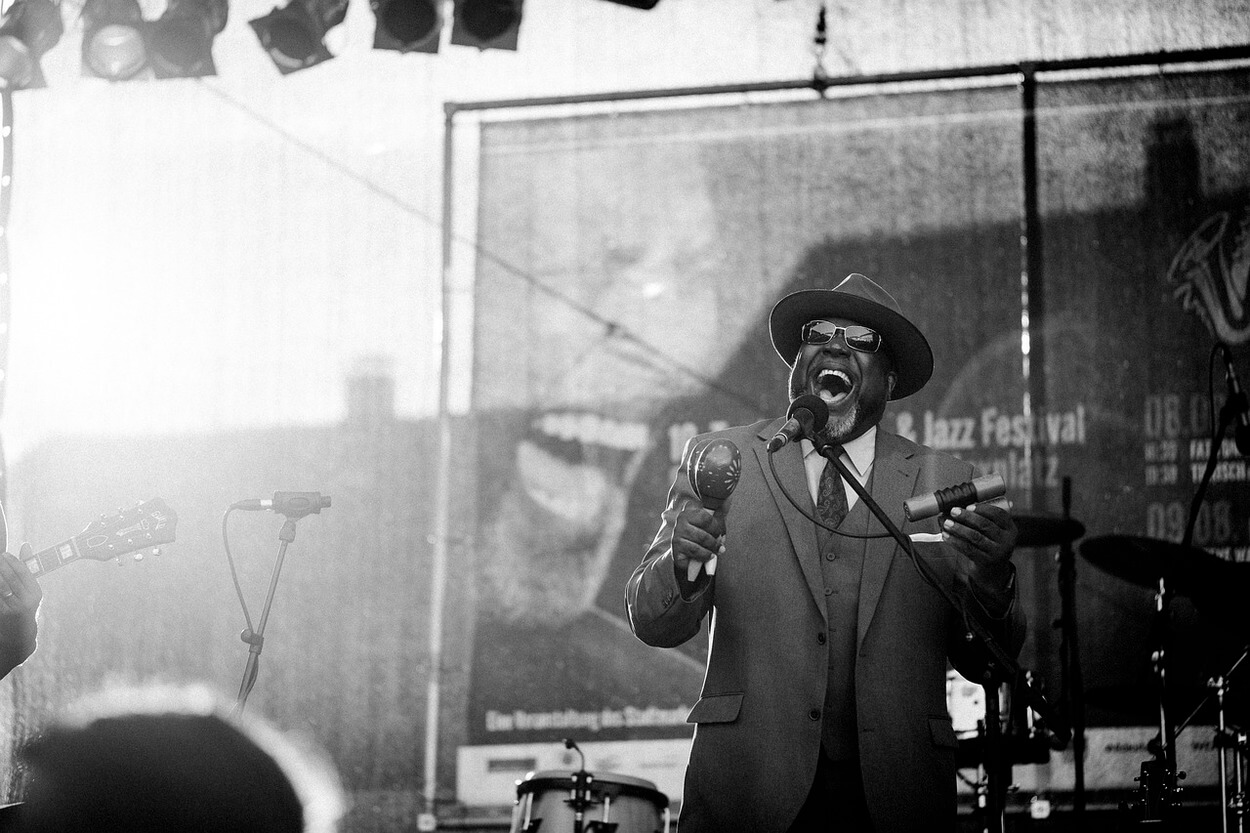 Una imagen de un cantante cantando una canción de Jazz.