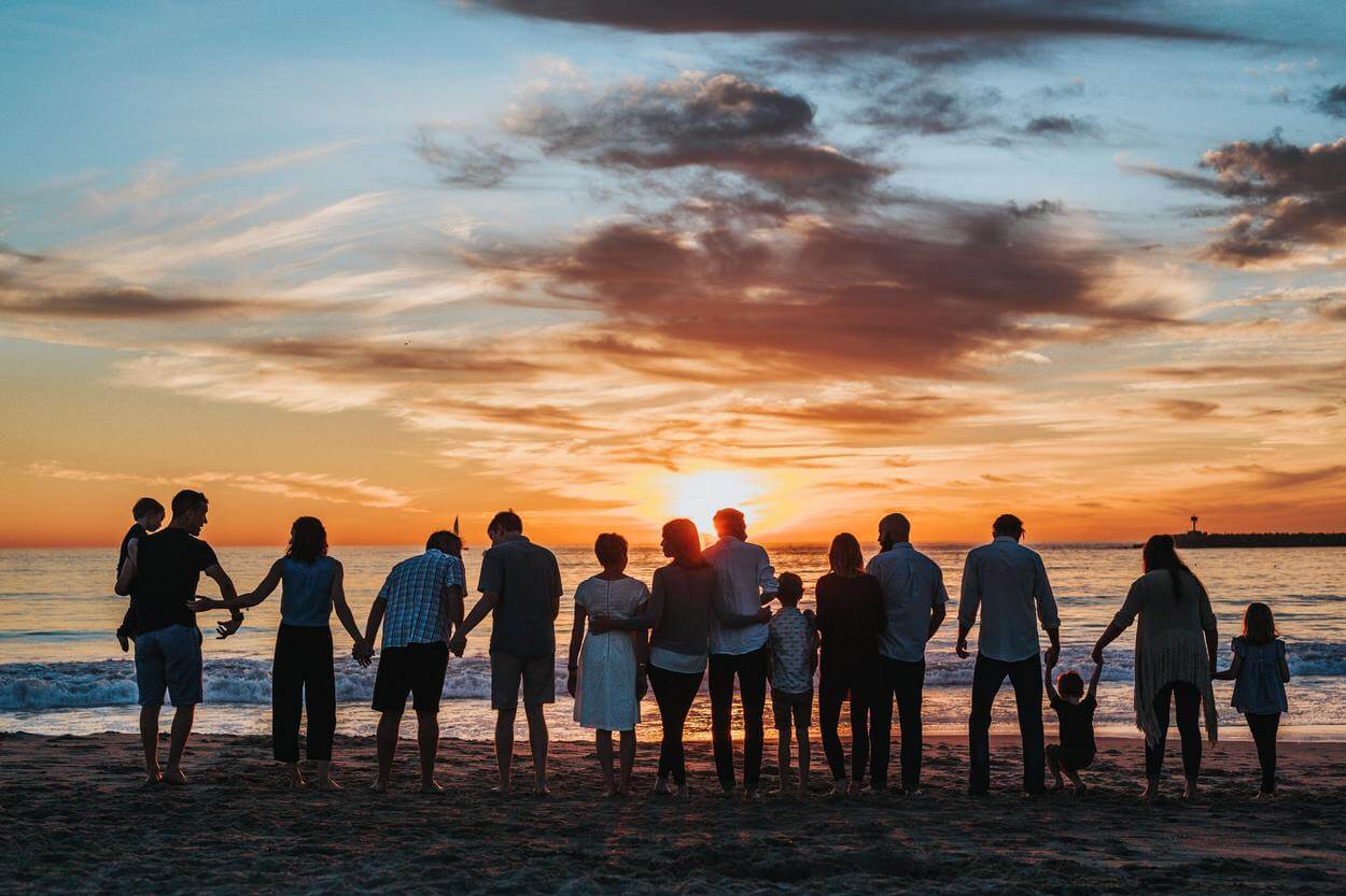 Conjunto de personas disfrutando de la playa.
